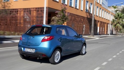 Mazda doet vandaag de vernieuwde Mazda2 uit de doeken. Na drie jaar vinden de Japanners het tijd om zijn neus, onderstel, techniek en het interieur bij te schaven. Ook verschijnt er een automaatversie