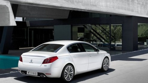 De splinternieuwe Peugeot 508 is nog niet koud uit de doeken, of de importeur heeft al het leveringsprogramma met uitvoeringen en prijzen op de rit. Peugeot levert de ruime middenklasser vanaf 25.850 
