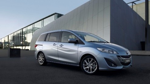Mazda heeft vorige week in ons land de eerste exemplaren van de splinternieuwe Mazda5 de weg op gezet. Momenteel is de vijf- tot zevenzits MPV met twee schuifdeuren alleen leverbaar met een 1.8 of 2.0