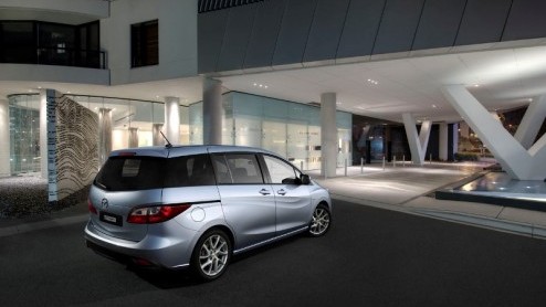 Mazda heeft vorige week in ons land de eerste exemplaren van de splinternieuwe Mazda5 de weg op gezet. Momenteel is de vijf- tot zevenzits MPV met twee schuifdeuren alleen leverbaar met een 1.8 of 2.0