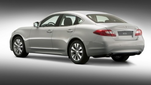 In Parijs vindt de officile introductie plaats van de Infiniti M30 diesel, die vanaf de tweede week van oktober in de showroom staat. Ook wordt hier de hybride uitvoering 'M35 Hybrid' gepresenteerd. 