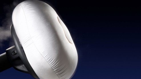 We hebben er kort geleden al even bij stilgestaan, en nu is het officieel. De airbag ging precies 30 jaar geleden in serieproductie. De inmiddels vanzelfsprekende veiligheidsvoorziening debuteerde in