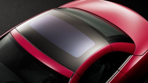 Mercedes stuurt een eerste plaagfoto van de nieuwe SLK rond. De auto debuteert komend jaar, beschikt -uiteraard- weer over een stalen kapconstructie, maar dit keer met een glazen deksel. Mercedes spre