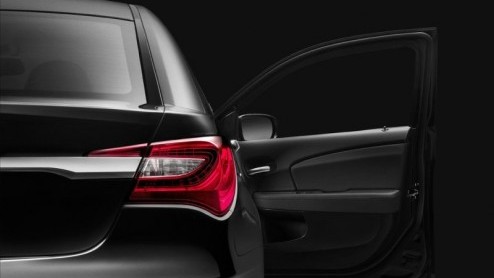 Chrysler heeft een nieuwe sedan gereed. Het is de Chrysler 200, als opvolger van de Sebring. Met nieuwe motoren, verse looks en meer verfijning belooft de nieuwe Amerikaan het allemaal anders (lees: b