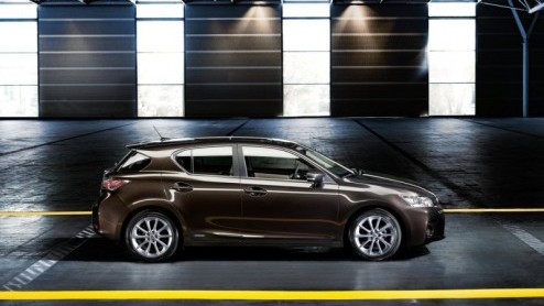 Lexus heeft de CT 200h een prijskaartje gegeven. De compacte premium hatchback met hybridetechniek wordt volgend jaar leverbaar vanaf 28.950 euro en profiteert van alle belastingvoordelen: geen BPM of