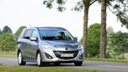 Mazda is de laatste tijd driftig haar modellen aan het vernieuwen. Na de facelift voor de Mazda6 en CX-7 en aanstaande opfriskuur voor de Mazda2 is nu de Mazda5 aan zet. De Japanse gezins-MPV is hierv