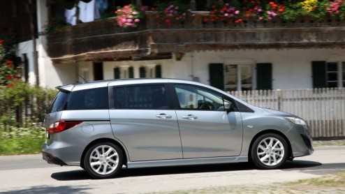 Mazda is de laatste tijd driftig haar modellen aan het vernieuwen. Na de facelift voor de Mazda6 en CX-7 en aanstaande opfriskuur voor de Mazda2 is nu de Mazda5 aan zet. De Japanse gezins-MPV is hierv