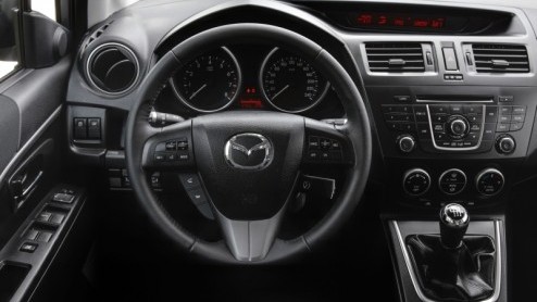 Mazda is de laatste tijd driftig haar modellen aan het vernieuwen. Na de facelift voor de Mazda6 en CX-7 en aanstaande opfriskuur voor de Mazda2 is nu de Mazda5 aan zet. De Japanse gezins-MPV is hierv