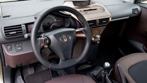 De Toyota iQ is vanaf nu ook leverbaar in twee verschillende Colour Editions: de Pearl en Bronze. Beide uitvoeringen zijn gebaseerd op de luxe 1.0 VVT-i Aspiration uitvoering en worden geleverd