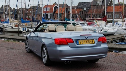 De zomer loopt op zn einde en de eerste ruiten zijn alweer met de ijskrabber opgeschoond. Het weerhoudt ons niet er op uit te gaan met de BMW 3 Serie Cabriolet. De Duitse coup-cabriolet met elektris