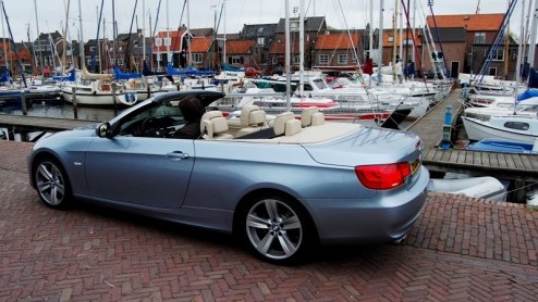 De zomer loopt op zn einde en de eerste ruiten zijn alweer met de ijskrabber opgeschoond. Het weerhoudt ons niet er op uit te gaan met de BMW 3 Serie Cabriolet. De Duitse coup-cabriolet met elektris