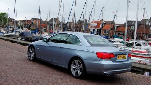 De zomer loopt op zn einde en de eerste ruiten zijn alweer met de ijskrabber opgeschoond. Het weerhoudt ons niet er op uit te gaan met de BMW 3 Serie Cabriolet. De Duitse coup-cabriolet met elektris