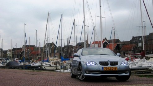 De zomer loopt op zn einde en de eerste ruiten zijn alweer met de ijskrabber opgeschoond. Het weerhoudt ons niet er op uit te gaan met de BMW 3 Serie Cabriolet. De Duitse coup-cabriolet met elektris