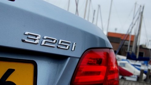 De zomer loopt op zn einde en de eerste ruiten zijn alweer met de ijskrabber opgeschoond. Het weerhoudt ons niet er op uit te gaan met de BMW 3 Serie Cabriolet. De Duitse coup-cabriolet met elektris