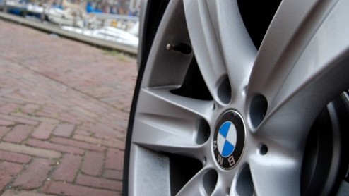 De zomer loopt op zn einde en de eerste ruiten zijn alweer met de ijskrabber opgeschoond. Het weerhoudt ons niet er op uit te gaan met de BMW 3 Serie Cabriolet. De Duitse coup-cabriolet met elektris