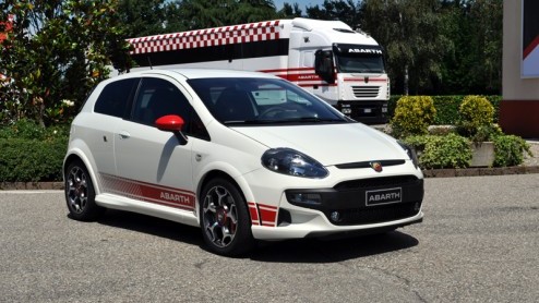 Enkele jaren geleden heeft de Fiat Group het merk Abarth nieuw leven in geblazen met de Abarth Grande Punto en 500. Niet zonder succes. Ook van de nieuwe Punto (Evo) is er nu een sportieve versie, net