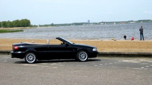 De Volvo C70 kennen we van origine als een ingetogen tweedeurscoupe of een chique softtop cabriolet. Sinds de nieuwe generatie is aangetreden in 2005 heeft Volvo beide carrosserievarianten samengesmol