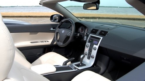 De Volvo C70 kennen we van origine als een ingetogen tweedeurscoupe of een chique softtop cabriolet. Sinds de nieuwe generatie is aangetreden in 2005 heeft Volvo beide carrosserievarianten samengesmol