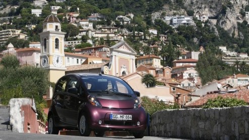 Parijs. Een altijd levendige metropool met ruim twee miljoen inwoners, duizenden toeristen en een permanent spitsuur. Geen ideale omgeving om kennis te maken met een nieuwe auto. Mitsubishis i-MiEV p