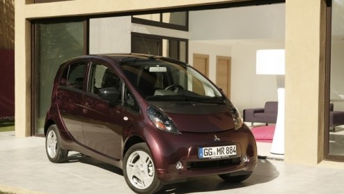 Parijs. Een altijd levendige metropool met ruim twee miljoen inwoners, duizenden toeristen en een permanent spitsuur. Geen ideale omgeving om kennis te maken met een nieuwe auto. Mitsubishis i-MiEV p