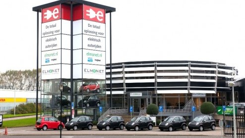Kennen we m nog, de niet te missen Smart-toren langs de A9-snelweg bij Amsterdam? Wie er nu langs rijdt ziet er elektrische autos in staan. Het voormalige smartcenter is omgetoverd tot het door Elmo