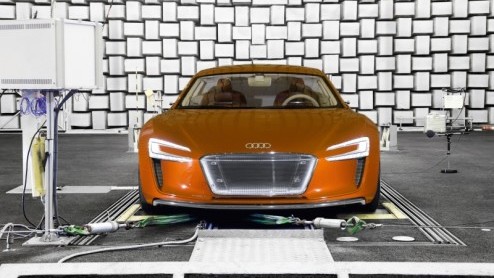 Leuk, al die elektrische autos, maar ze hebben een nadeel: er komt weinig geluid uit. En dat is een probleem wanneer je stapvoets rijdt en voetgangers je niet opmerken. Ook Audi realiseert zich dat d