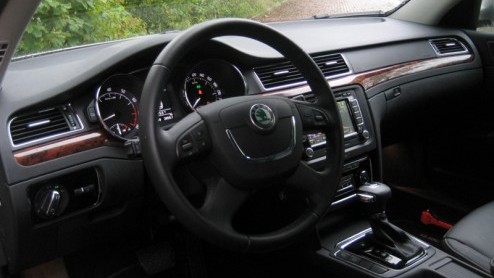 Als de gelegenheid zich voor doet te mogen investeren in een flinke gezins- of zakenauto met allerlei luxe, dan staat de gevestigde (Duitse, Zweedse) orde maar al te graag klaar om bijpassend vervoer