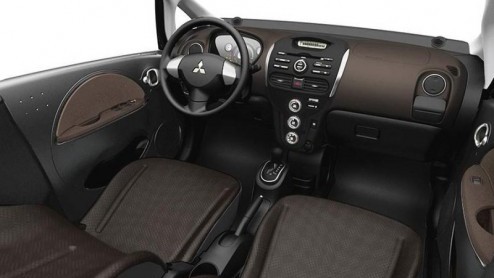 De Amerikanen are lucky. Terwijl wij voorlopig alleen de op en top Japans bemeten Mitsubishi i-MiEV tegemoet kunnen zien, is voor de USA een flink grotere versie ontwikkeld. Op de autoshow van Los Ang