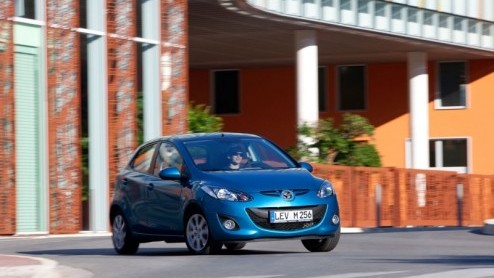 Er zijn van die facelifts waarbij je drie keer moet kijken om te zien wat er anders is. De nieuwe Mazda2 is daar een goed voorbeeld van, want de vernieuwing zit in slechts kleine dingen. Door zijn s