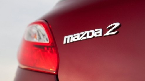 Er zijn van die facelifts waarbij je drie keer moet kijken om te zien wat er anders is. De nieuwe Mazda2 is daar een goed voorbeeld van, want de vernieuwing zit in slechts kleine dingen. Door zijn s