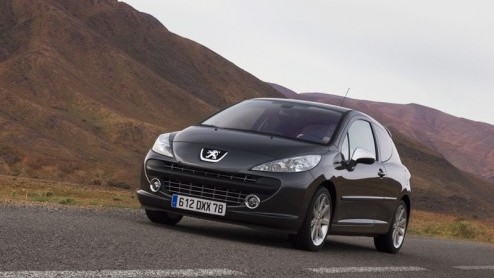 Peugeot lijkt de eer aan Renault te gunnen in de pk-race bij de 'hot hatches'. De nieuwe 207 RC laat het bij 175 pk, terwijl de Clio RS er 200 heeft. Maar de schijn bedriegt hier weer eens.