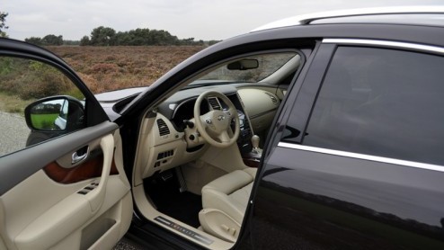 De Infiniti FX-serie is geen onbekend type in ons land. Ook al is het merk pas sinds 2008 officieel actief in Nederland, via grijze import zijn de jaren daarvoor een handvol FX-en naar ons land gehaal