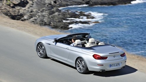 Terwijl de herfst zichtbaar is ingetreden en we de eerste kille winternachten al hebben doorstaan, komt BMW met de..6 Serie Cabrio tevoorschijn! De nieuwe generatie prijst zich met nieuwe motoren, ee