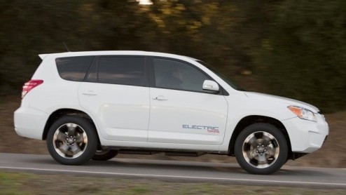 Toyota plaagde ons al met enkele detailbeelden van hun elektrische RAV4. Nu de RAV4 EV Concept is onthuld kunnen we er meer over vertellen. Bijvoorbeeld dat de Japanners er 35 bouwen om er praktijktes