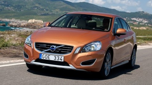 Volvo heeft stilletjes Eco-Cruise geintroduceerd op de Volvo S60. Wie kiest voor de T4 benzinemotor met Powershift automaat krijgt er een met Eco-Cruise functie waarbij de transmissie ontkoppelt bij g