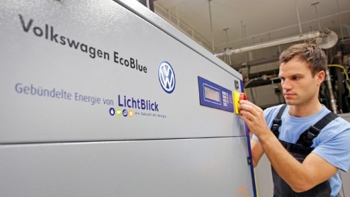 Volkswagen heeft samen met energiemaatschappij LichtBlick in Duitsland zijn eerste energiecentrale voor thuisgebruik genstalleerd. De thuiscentrale met Volkswagen-verbrandingsmotor, geschikt voor aar