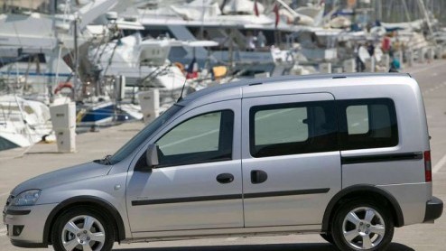 Opel en Fiat hebben een overeenkomst gesloten met de Fiat Dobl in de hoofdrol. De Italiaan vormt namelijk de basis voor de gloednieuwe Opel Combo in 2012. In 2012 rollen ze gezamenlijk in Turkije van