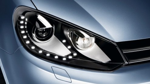 Volkswagen gaat met de tijd mee en geeft de Polo, Golf en Touran LED-dagrijverlichting mee. Het wordt voortaan standaard gecombineerd bij het (optionele) bi-xenonverlichting.