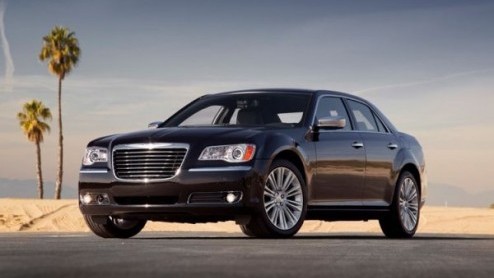 Chrysler heeft de vernieuwde 300 onthuld, die niet geheel ontoevallig nogal veel gelijkenis vertoont met de nieuwbakken 200. De auto op deze fotos zal echter ons continent niet bereiken. In Europa wo