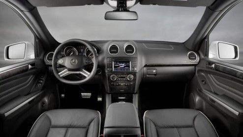 Volgend jaar viert Mercedes-Benz haar 125 jarig bestaan. Dat wordt natuurlijk gevierd, om te beginnen met een jubileummodel zoals de M-Klasse Edition 125! Hierbij trakteren de Duitsers op 10.000 euro