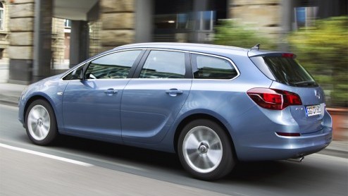 Opel heeft de Astra Sports Tourer bij de dealer geparkeerd. Prijzen starten bij 20.345 euro voor de versie met 1,4-liter benzinemotor. Voor de zakelijke rijder zijn er bovendien twee versies (benzine