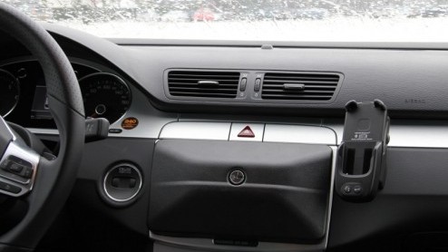 Volkswagen komt met extra anti-diefstalbescherming voor twee gentegreerde navigatiesystemen. Het RNS Navi Lock is een mechanische beveiliging met zichtbare afdekkap en moet grijpgrage handen beter op