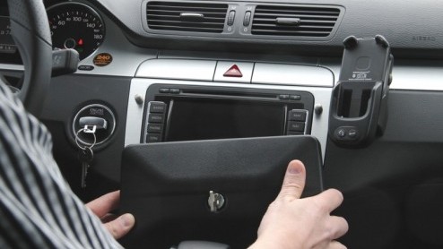 Volkswagen komt met extra anti-diefstalbescherming voor twee gentegreerde navigatiesystemen. Het RNS Navi Lock is een mechanische beveiliging met zichtbare afdekkap en moet grijpgrage handen beter op