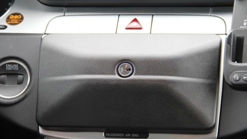 Volkswagen komt met extra anti-diefstalbescherming voor twee gentegreerde navigatiesystemen. Het RNS Navi Lock is een mechanische beveiliging met zichtbare afdekkap en moet grijpgrage handen beter op