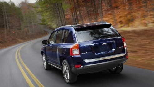 Na de introductie van de nieuwe Grand Cherokee kreeg Jeep de smaak te pakken.Jeep's kleinste model Compass is ook in het nieuw gestoken. Het betreft een klassieke facelift, waarbij grotendeels het gez