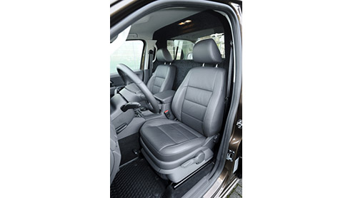 Volkswagen introduceert de Amarok met Plus cabine. Deze uitvoering heeft een extra laadruimte achter de twee zitplaatsen en is speciaal voor de Nederlandse markt ontwikkeld. Deze ruimte is door een ge