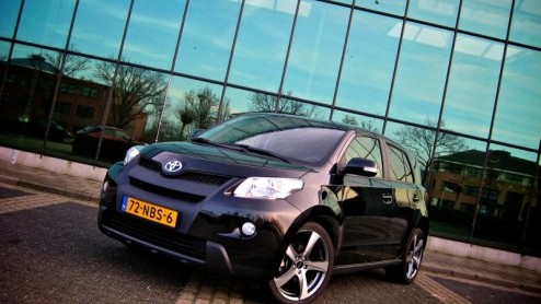 Iedereen treedt wel eens buiten het boekje, zo ook Nissan en Toyota. Beide merken hebben ieder hun staaltje out of the box-denken in het modelgamma opgenomen. Voor zowel de nieuwe rebelse Juke als op