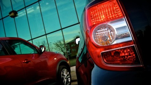 Iedereen treedt wel eens buiten het boekje, zo ook Nissan en Toyota. Beide merken hebben ieder hun staaltje out of the box-denken in het modelgamma opgenomen. Voor zowel de nieuwe rebelse Juke als op
