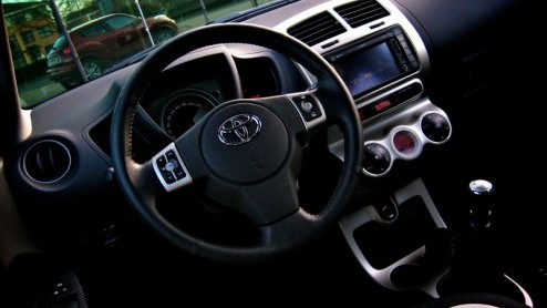 Iedereen treedt wel eens buiten het boekje, zo ook Nissan en Toyota. Beide merken hebben ieder hun staaltje out of the box-denken in het modelgamma opgenomen. Voor zowel de nieuwe rebelse Juke als op