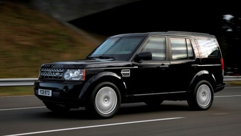 Zorgvuldig beschermd en vrijwel overal uit de voeten willen kunnen? Dan is de nieuwe Land Rover Discovery 4 Armoured een geschikte kandidaat. De onverzettelijke Brit profiteert van discrete bepantseri